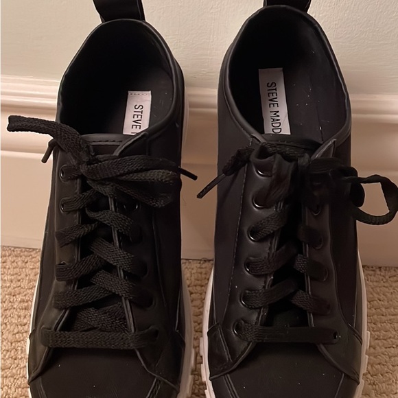 Steve Madden Sneaker - Picture 3 of 4